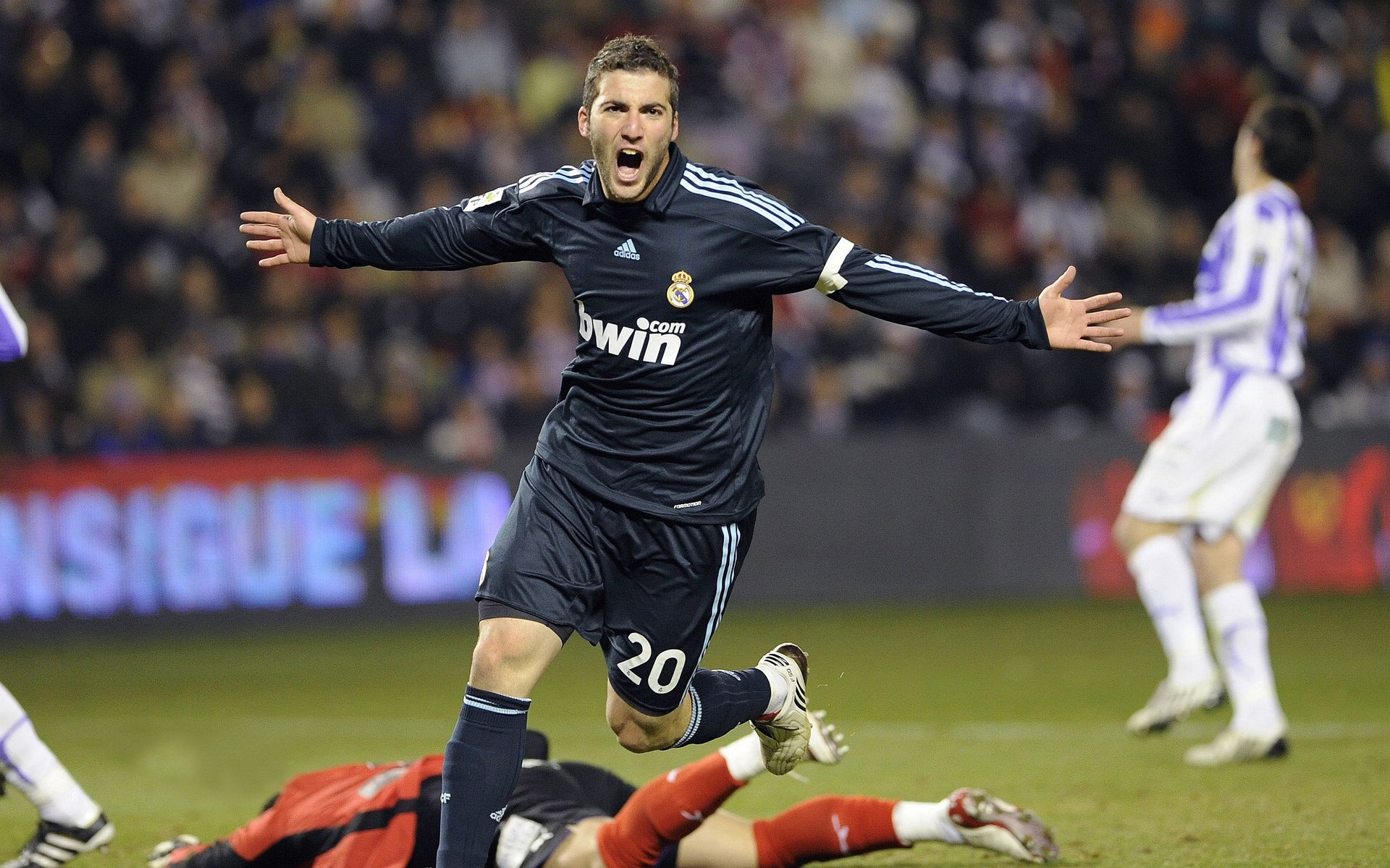 库尔图瓦的指尖，F1街道赛之夜，一位门将如何掌控赛道风云