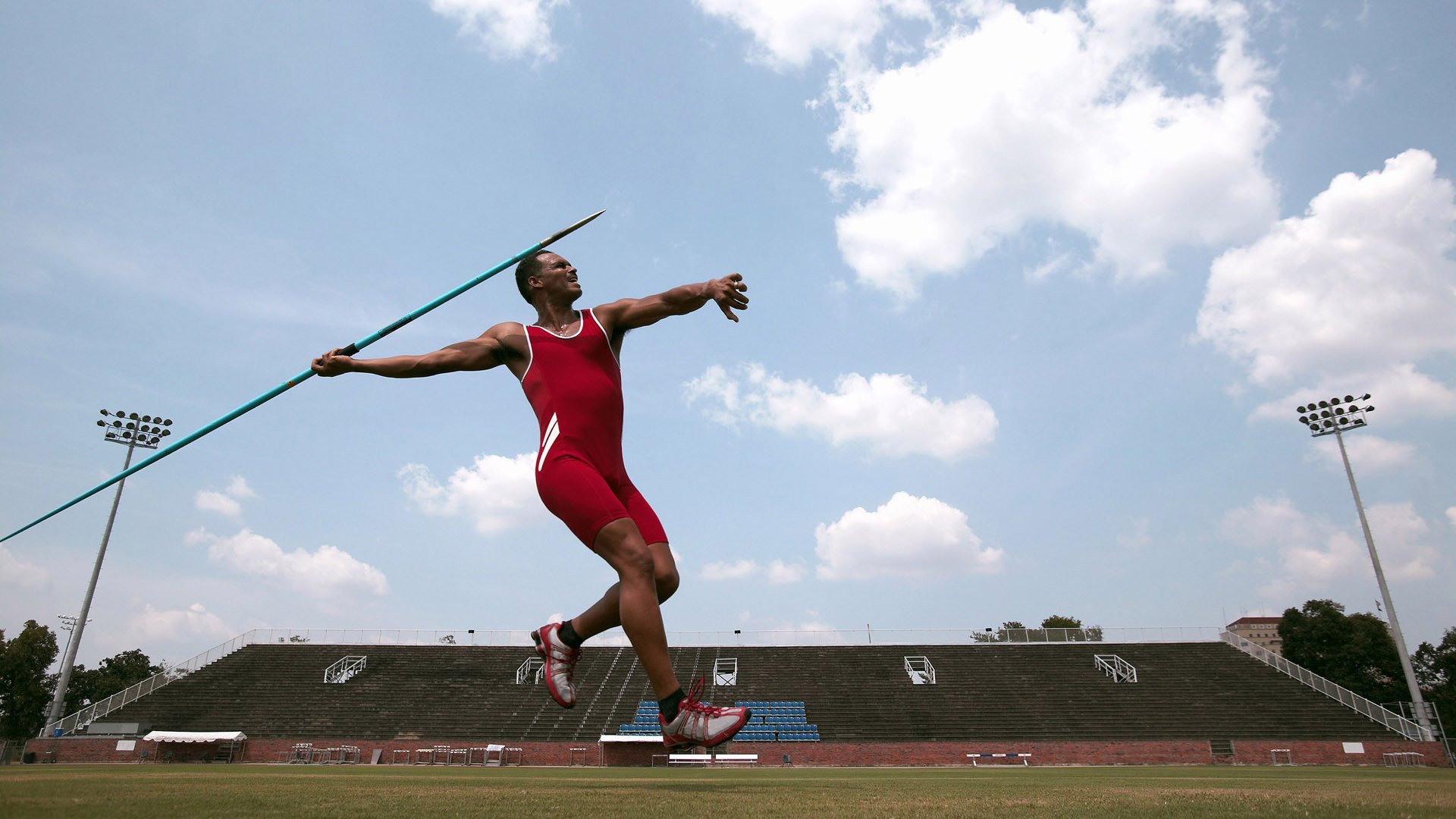 赛道新王诞生，皮亚斯特里统治全场，雷诺车队横扫阿斯顿马丁